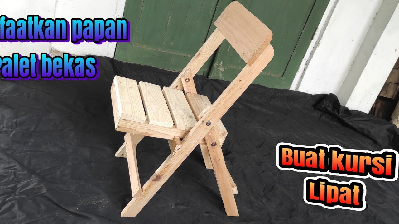 Manfaatkan palet bekas buat kursi lipat.