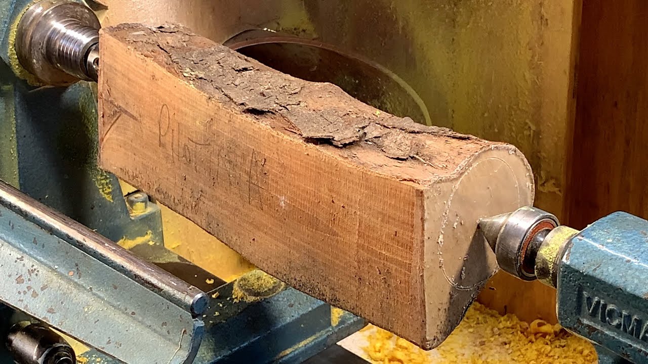 Richard Raffan converts a photinia flitch to box blanks.