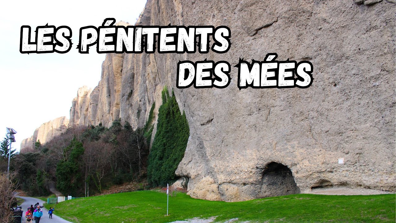 Le Sentier des Pénitents Domine le Village des Mées