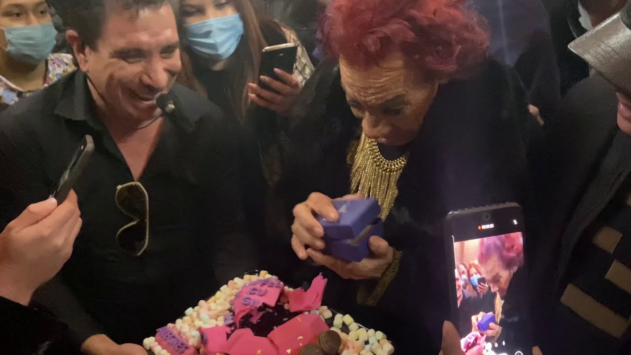 LA GILBERTONA ABRE EL MEJOR REGALO DE SU FIESTA $ 🎁 🥳 || WERILLORECORDSZ 😎