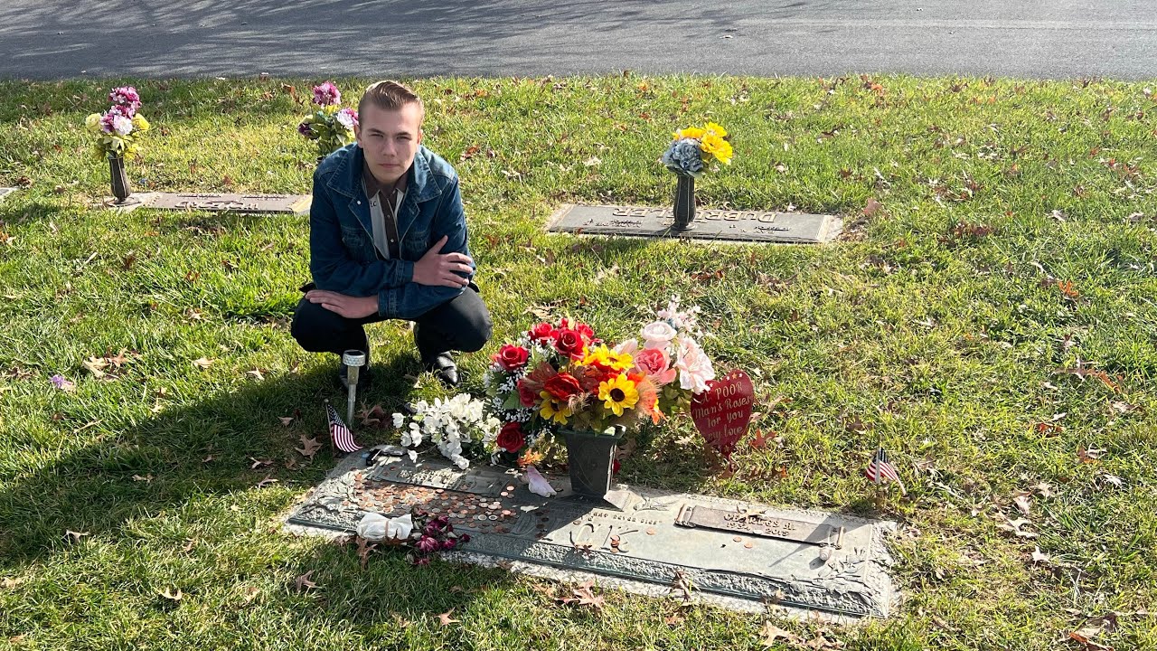 Patsy Cline&rsquo;s grave and childhood home in Winchester, Virginia (Always)