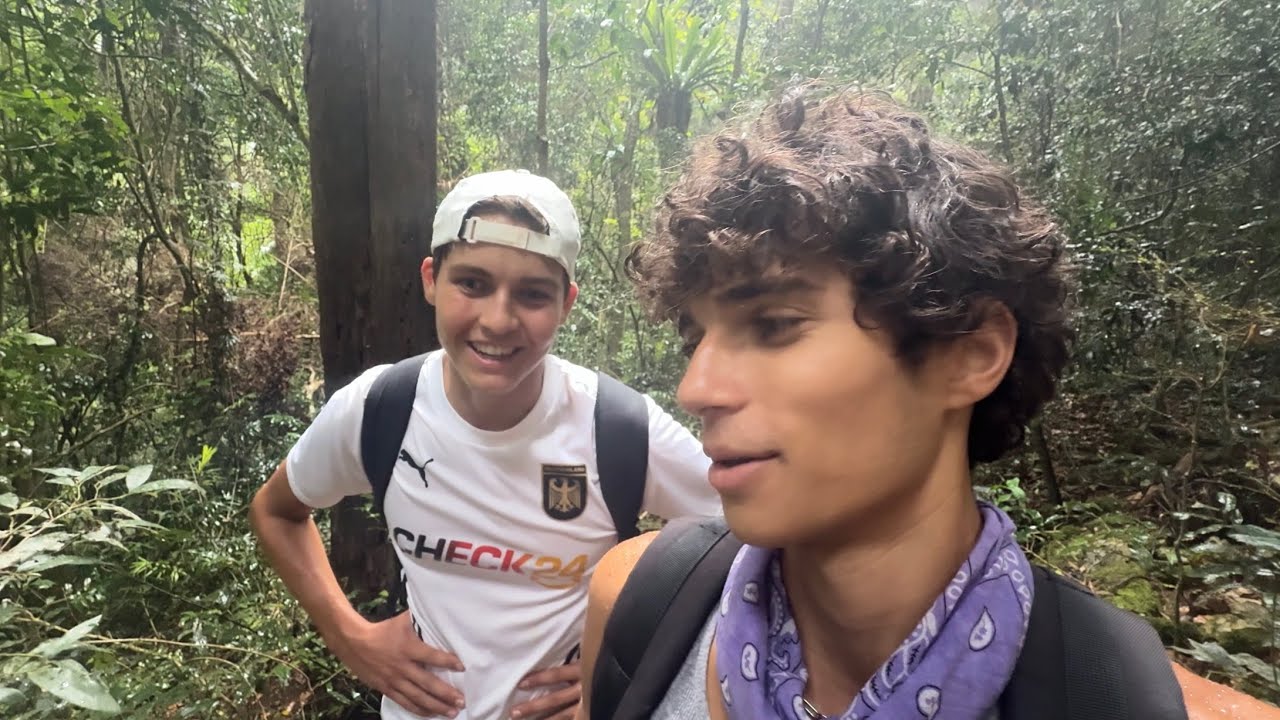 HIKING W FRIENDS IN AUSTRALIA