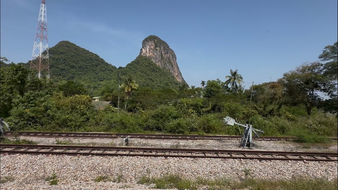 タイ国有鉄道南本線 パッタルン駅　北から到着する様子สถานีรถไฟพัทลุง