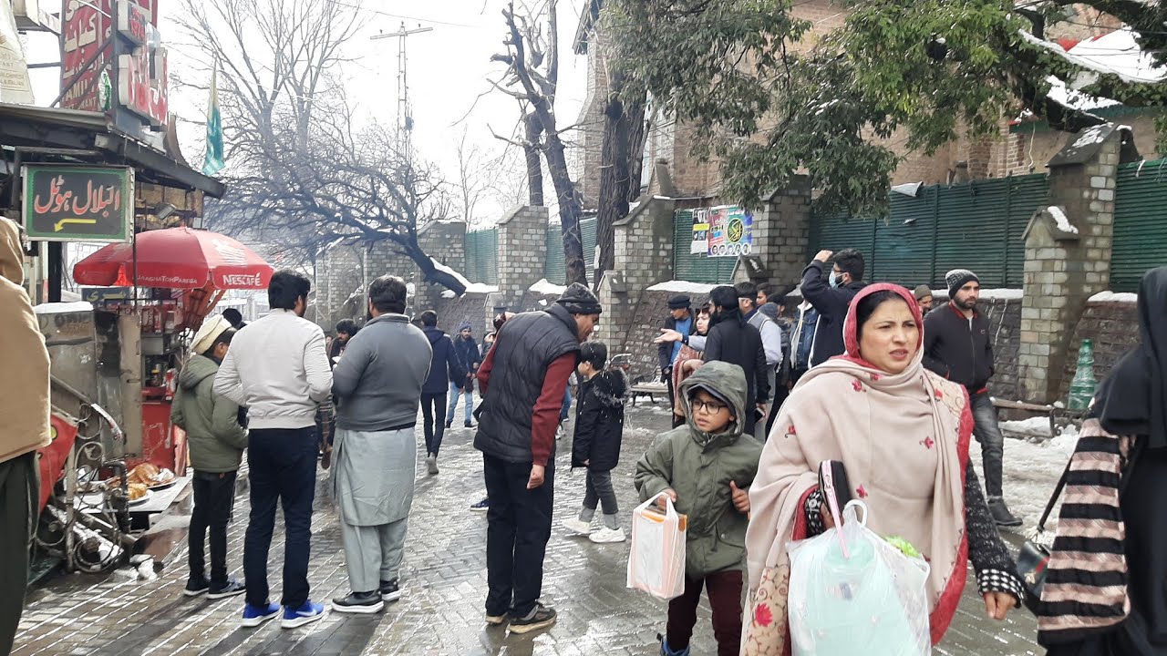 Today murree mallroad live snow falling Murree heavy snow fall murree rush crowd roads condition