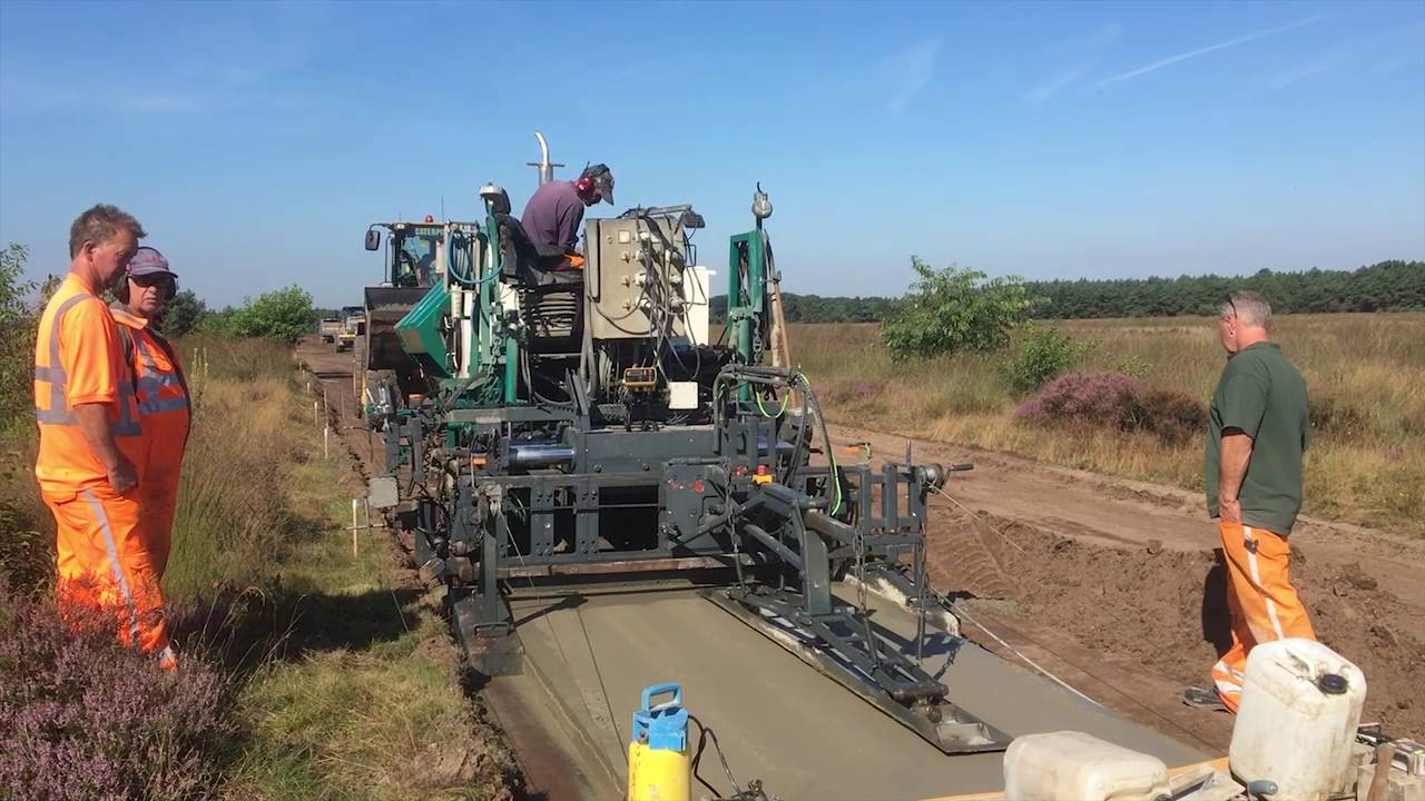 Schagen Infra legt een fietspad van beton aan in Kootwijk