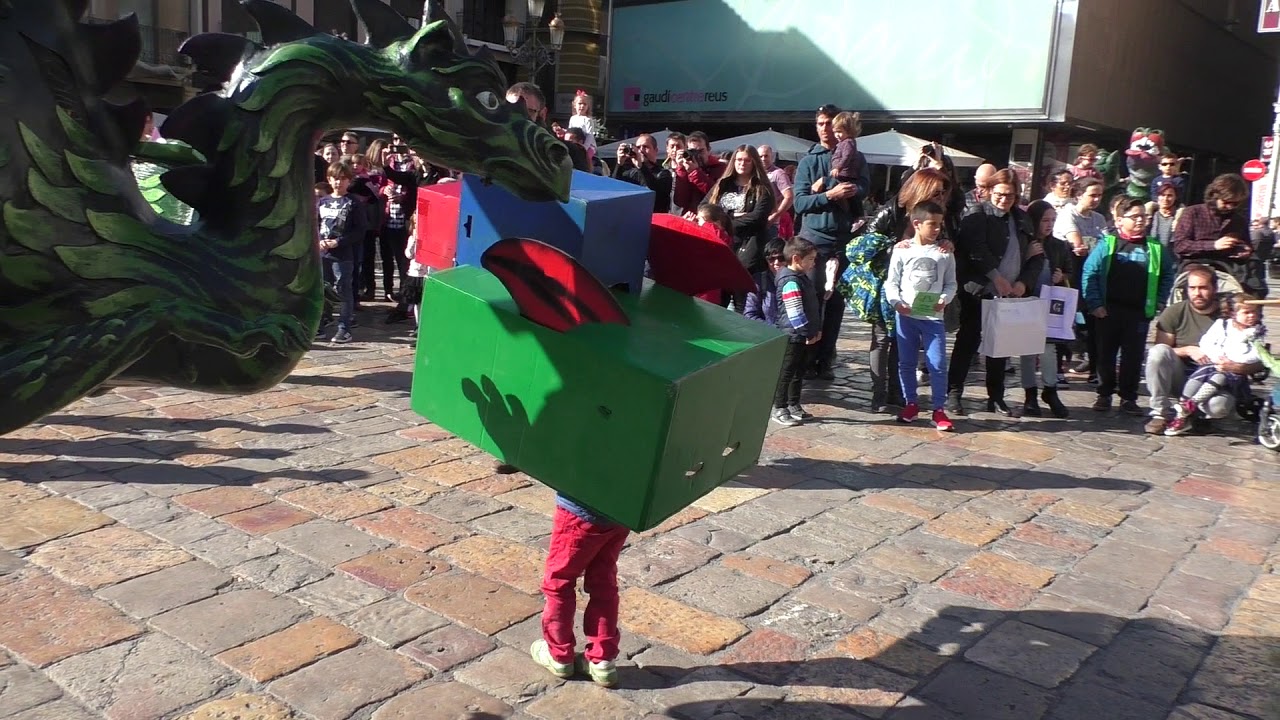 Vallada de dracs fets per nens i del Drac de Reus