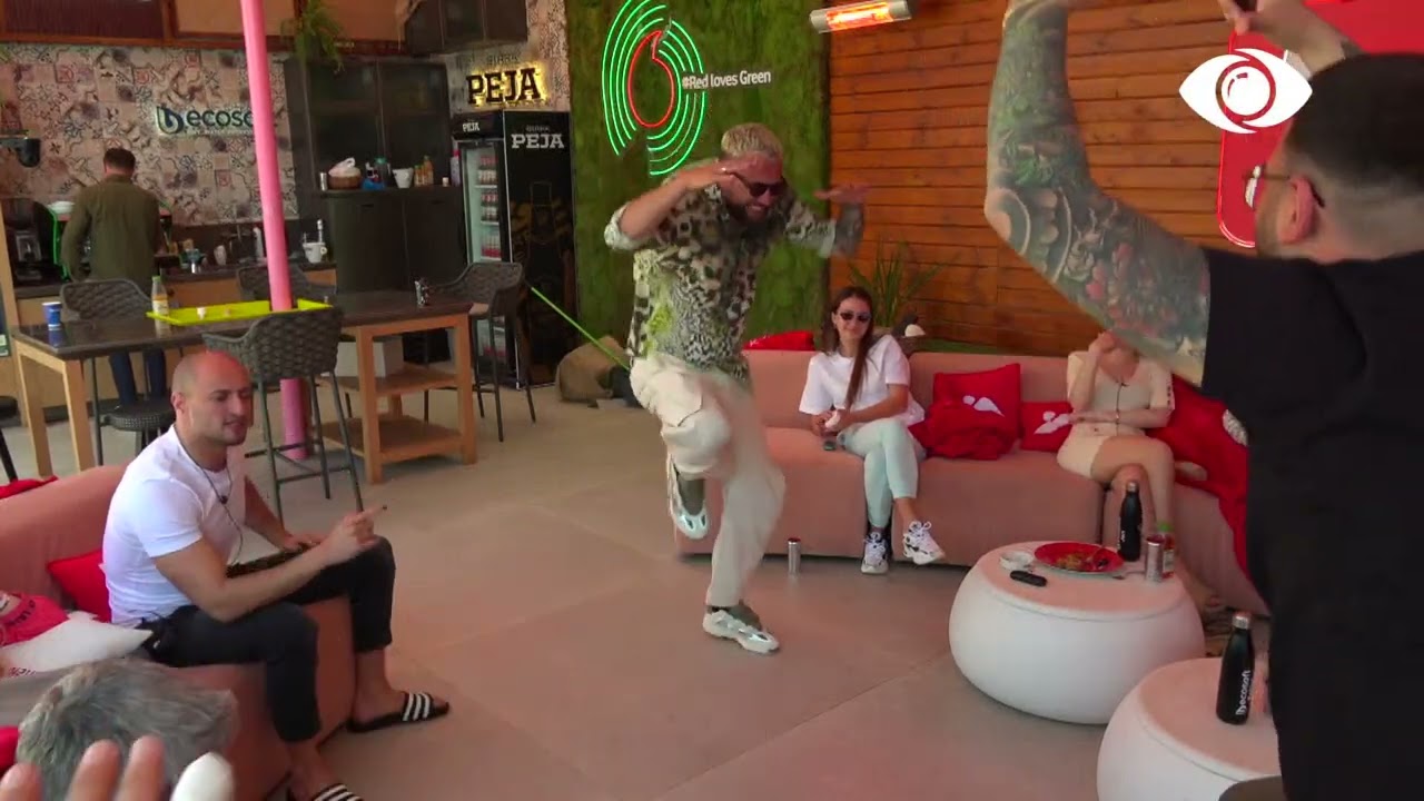 Momente gazmore, banor&euml;t imitojn&euml; dhe ngacmojn&euml; nj&euml;ri-tjetrin - Big Brother Vip 2