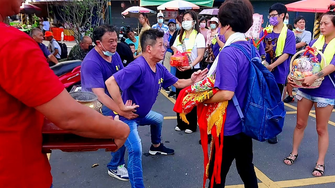 【朱府王爺落駕乩童起乩氣勢十足手拿法器向神尊參禮】麻豆代天府進香團/基隆李家義心朱府千歲1