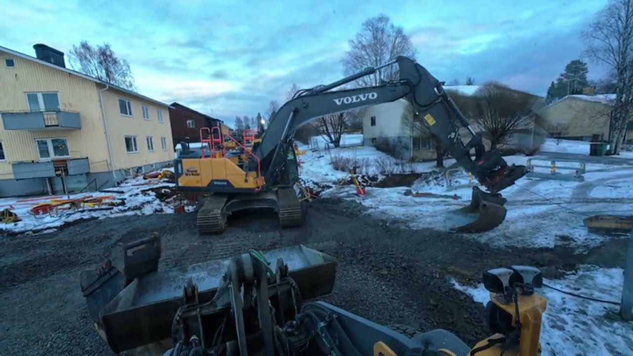 Worklog Volvo EC300El excavator and L60H wheelloader teamwork builds a road