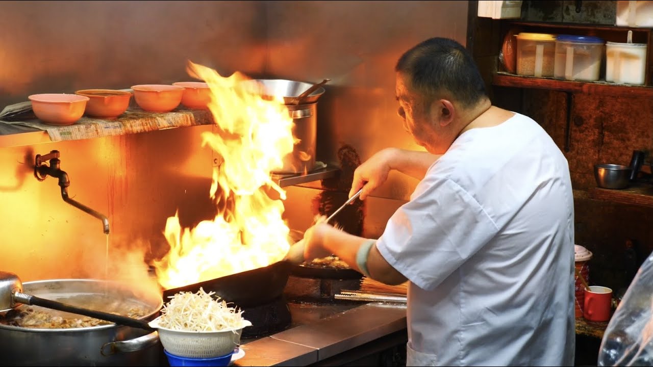 「腹立つからソース入れたれ！」のブチギレがまさかの大ヒット！行列のできる町中華 大陸の怒涛のピーク時に密着 Japanese street food Yakisoba