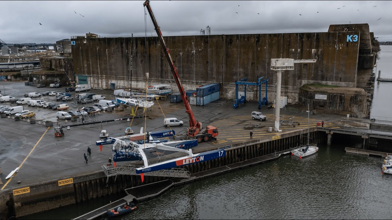 The Ocean Fifty Leyton is launched in Lorient with a central rudder and a new mast 🚀