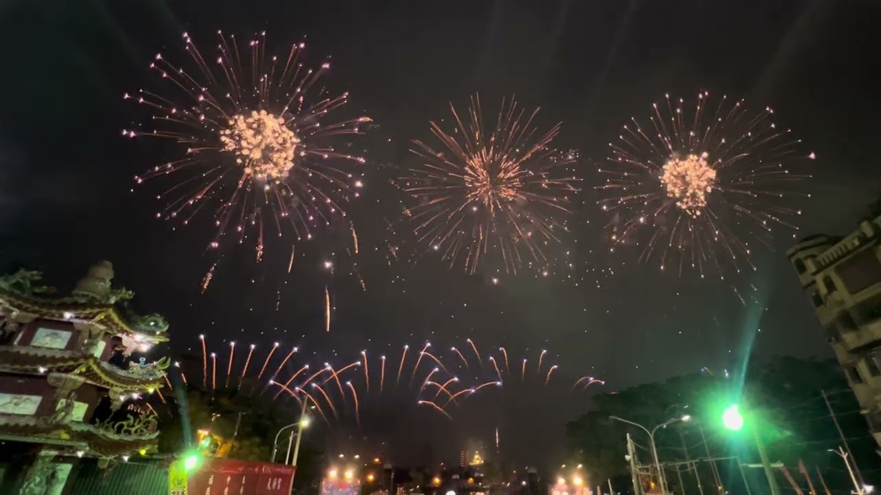 113.12.29左營提早跨年了～耗資數百萬、媲美國慶煙火，左營廣濟宮震天府為左營的夜晚寫下一篇最震天之夜！