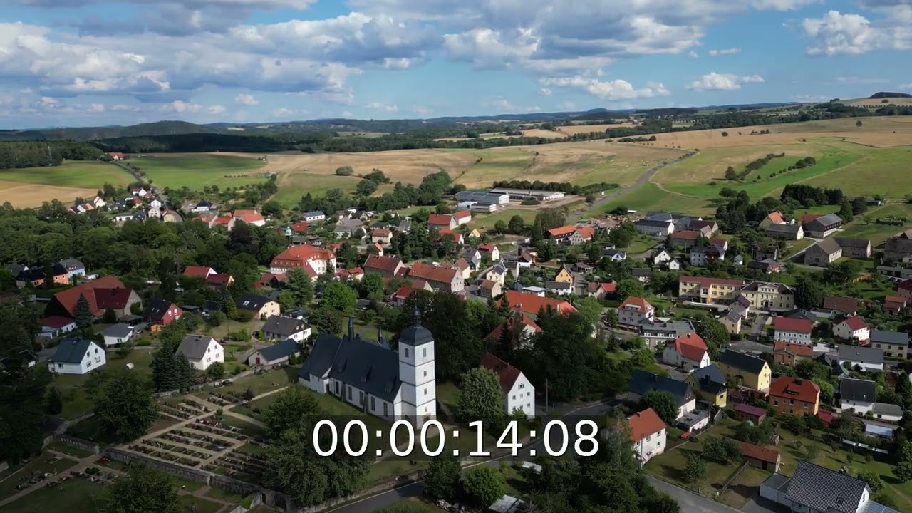 Ortsansicht am Rande von landwirtschaftlichen Feldern in Reinhardtsgrimma im Bundesland Sachsen, ...