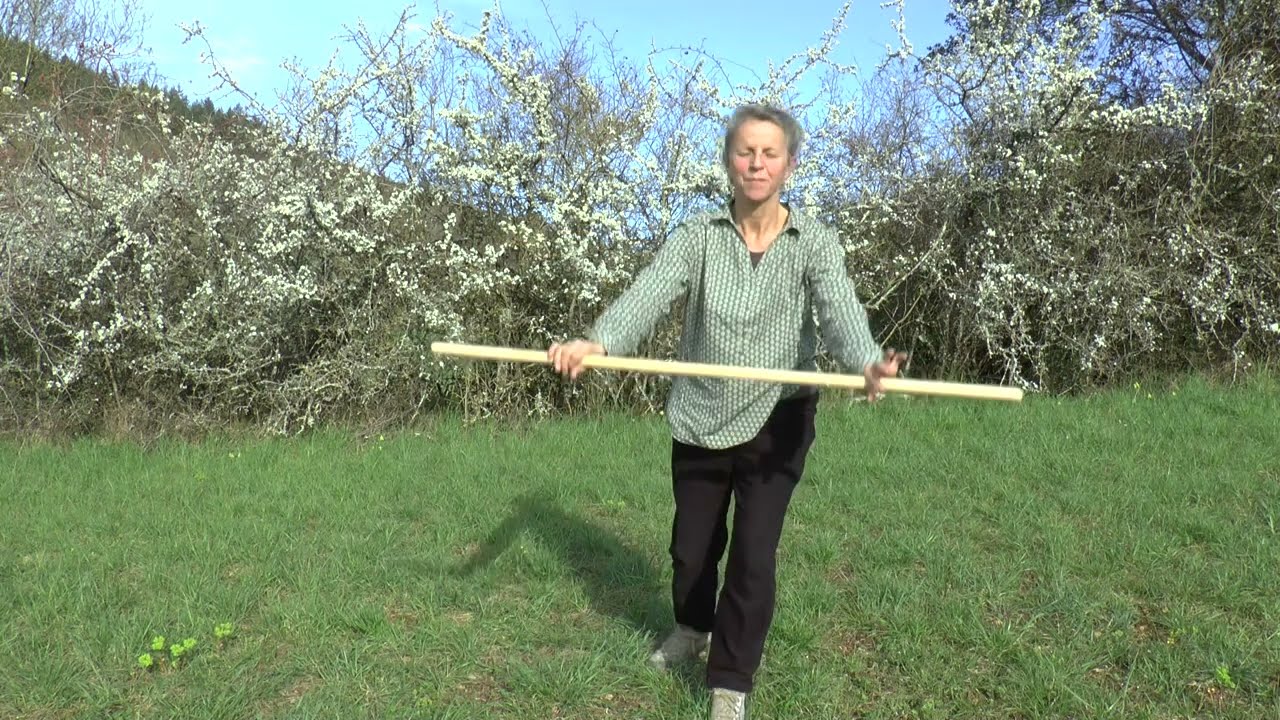 Pratique du qi gong bâton : les huit assouplissements