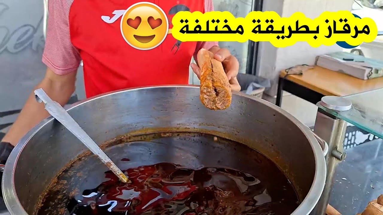 بسعر مغري وطريقة فريدة من نوعها...هكذا  يقوم هذا البائع بتحضير النقانق التي لقت شعبية كبيرة في باتنة