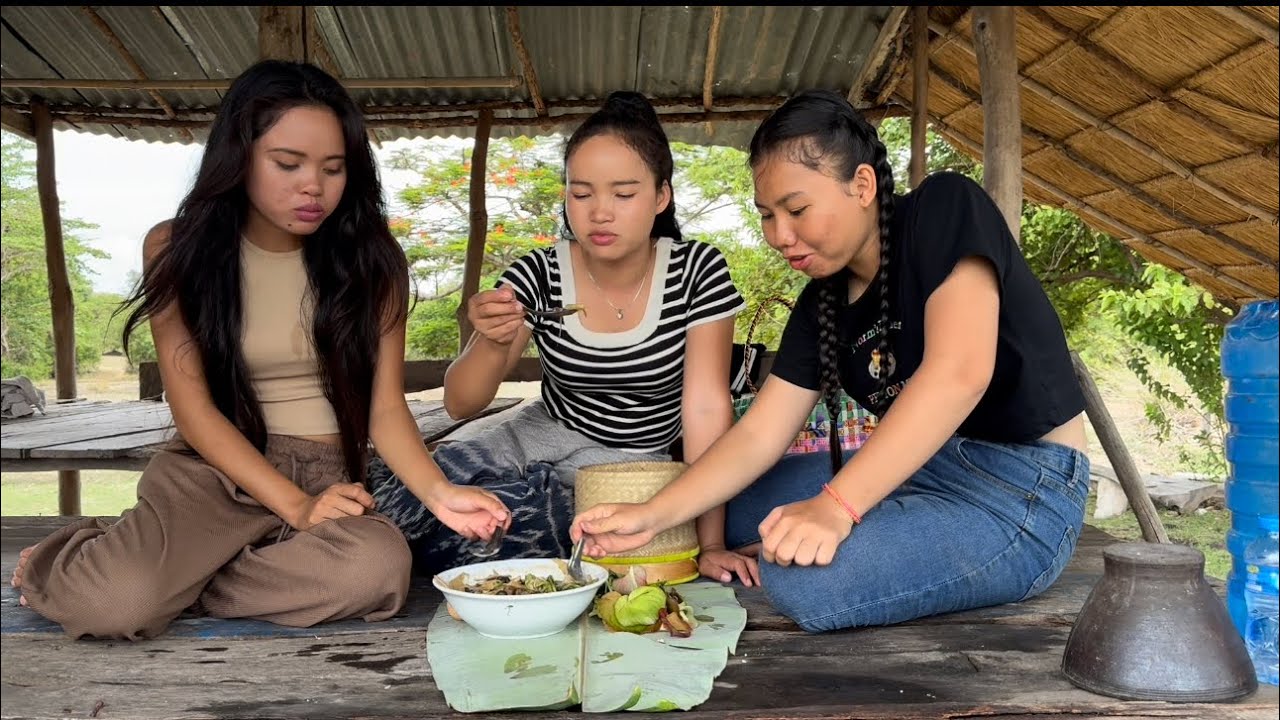 แกงหน่อไม้ใส่ลำกระบุ๊ก ແກງໜໍ່ໄມ້ໃສ່ລຳກະບຸກ