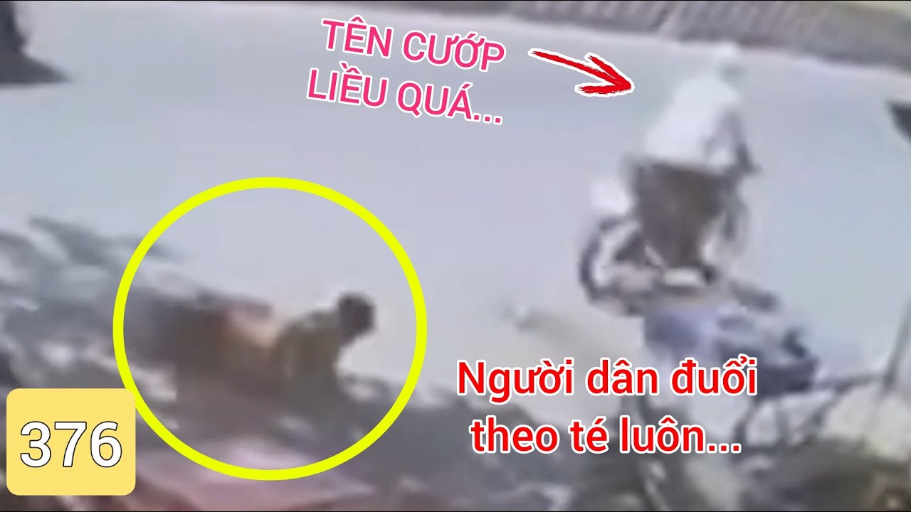 Tên cướp liều thật , người dân đuổi theo cố níu giữ tóm hắn ta nhưng không được..