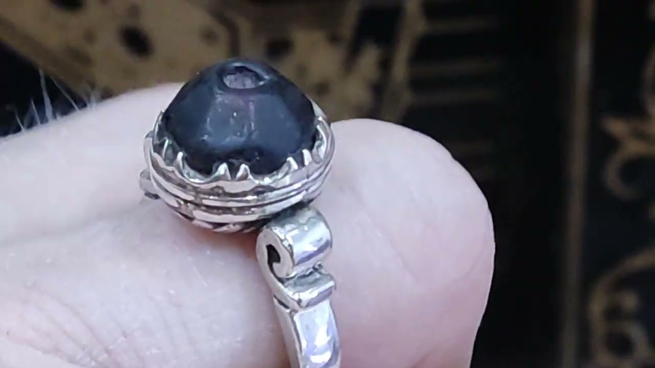 تم البيع تحفه نادره من الياقوت القديم جدا انتيكه A very old red sapphire, a rare antique