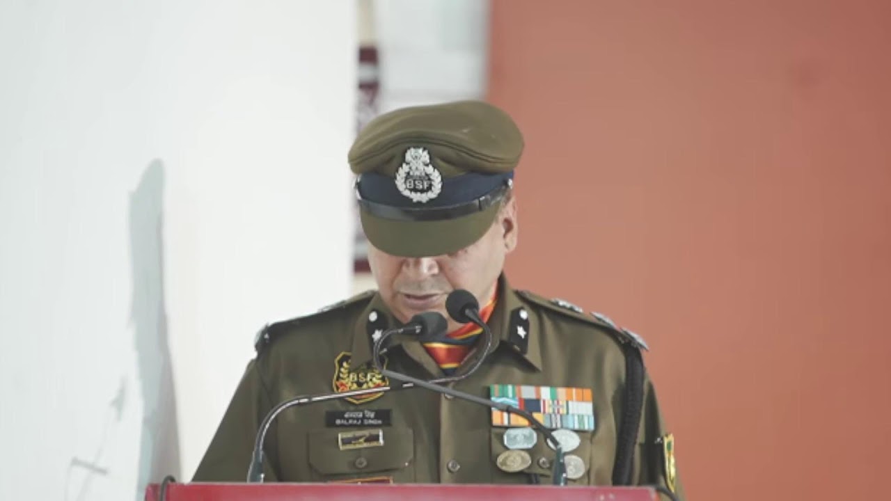 রোজগার মেলার মাধ্যমে ডঃসুকান্ত মজুমদার যুবক-যুবতীদের নিয়োগপত্র তুলে দিচ্ছেন।