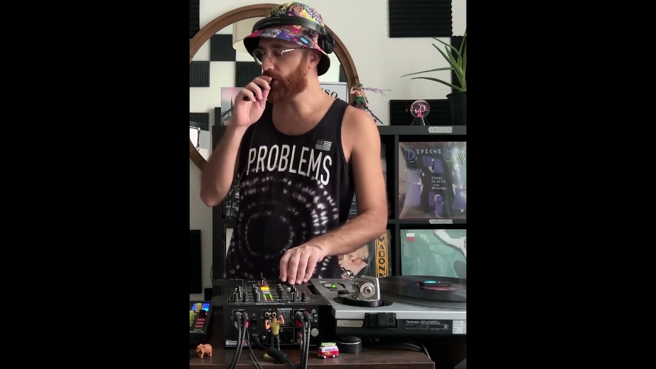 The track that got me bouncing so bad 🥵 #undergroundelectronic #vinyldj #dj