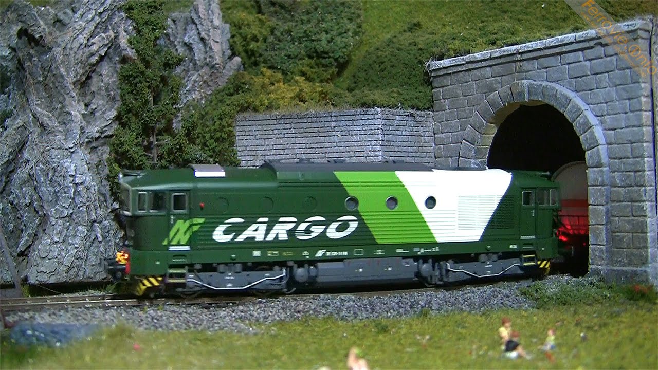 DE 520 NordCargo Rivarossi con merci di cisterne Roco