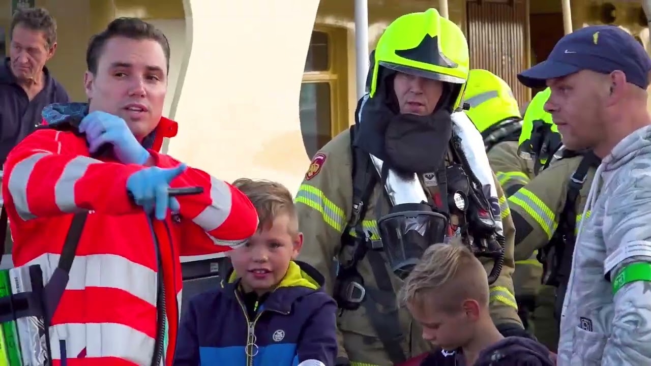 Grootschalige brandweeroefening in de haven van Enkhuizen