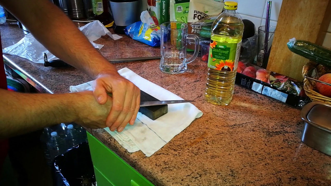 How to sharpen a knife on a oil stone/k&eacute;s &eacute;lez&eacute;s olajozott k&ouml;v&ouml;n