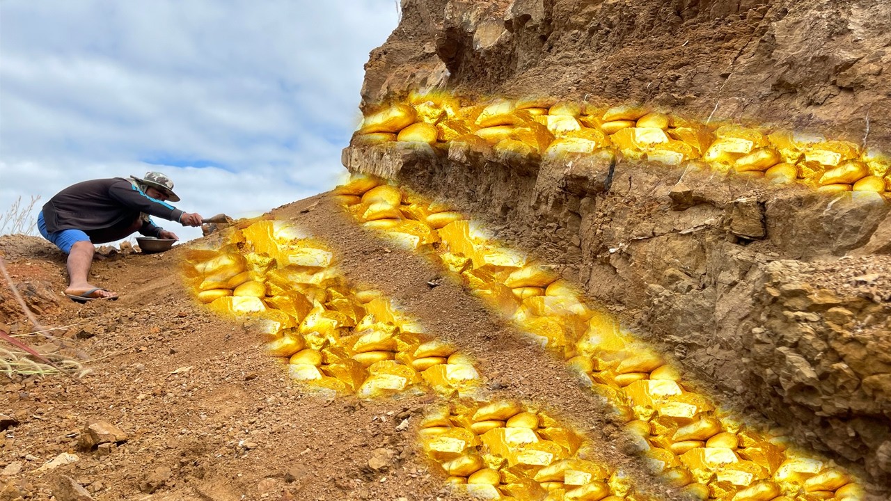 wow amazing finding! a gold hunter found a lot of gold treasure  at mountain