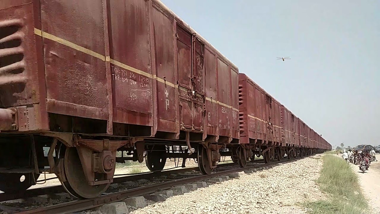 GMCU-15 4913+4925|| Risalpur Factory Special Loaded Train|| Massive Speed and Loud Whistle