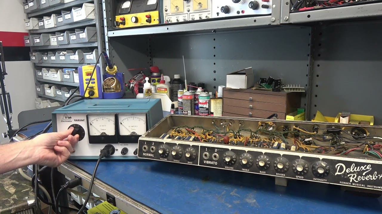 В пыльном подвале хранился винтажный ламповый гитарный усилитель Fender Deluxe Reverb с черной пе...