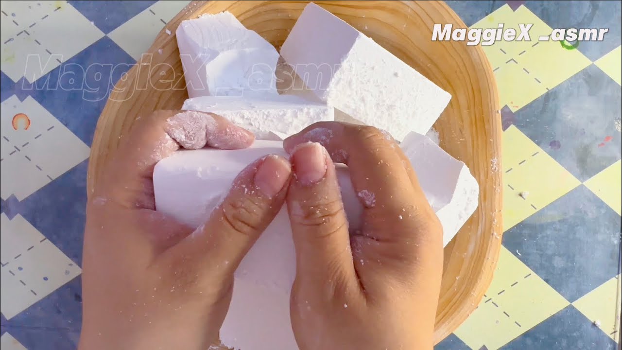Crush a box of gym chalk with a crispy glass-like texture!#gymchalk #oddlysatisfying #relax 