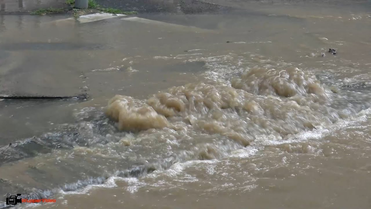 Wasserrohrbruch führt zu Straßen-Überflutung in Wuppertal-Elberfeld | 26.07.2020