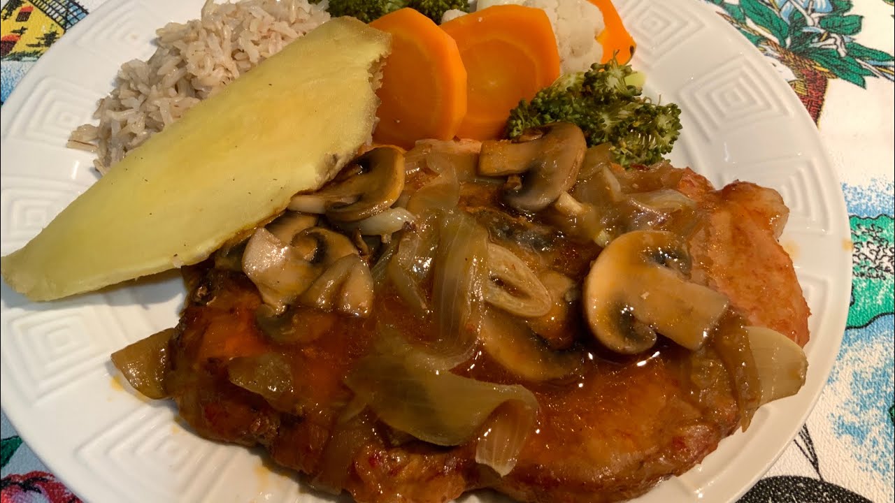 Costeleta de Porco com Cebola e Cogumelos Salteados …uma delicia