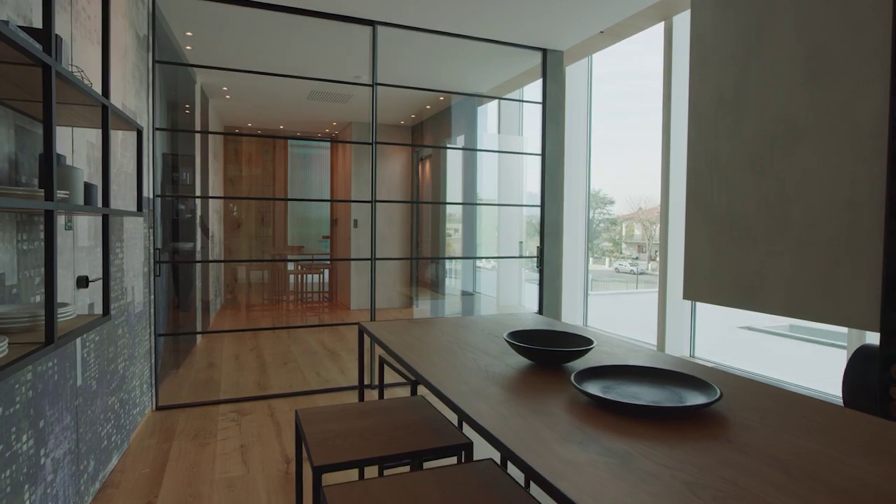 Nuovo Show-room Garofoli - Ambiente moderno con porta scorrevole in vetro