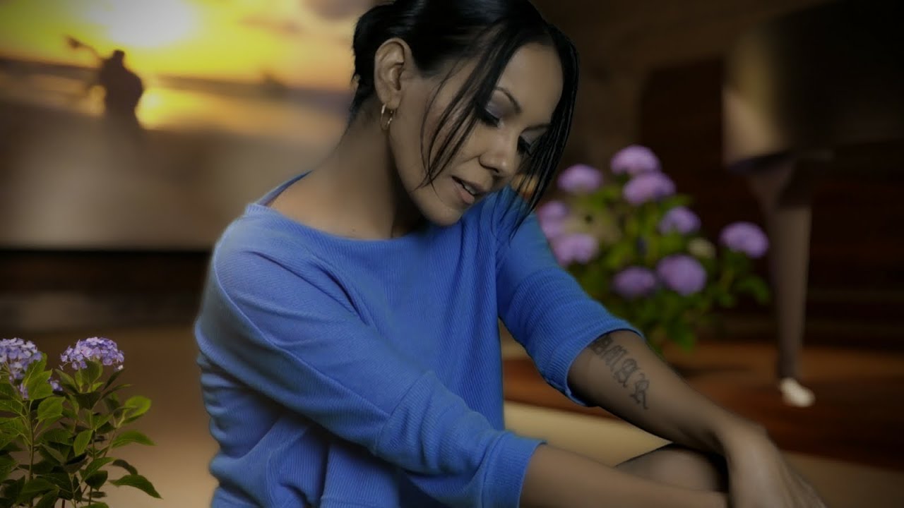 දුර තියා (DURA THIYA) Official Music Video - ඩුලානි (Dulani)