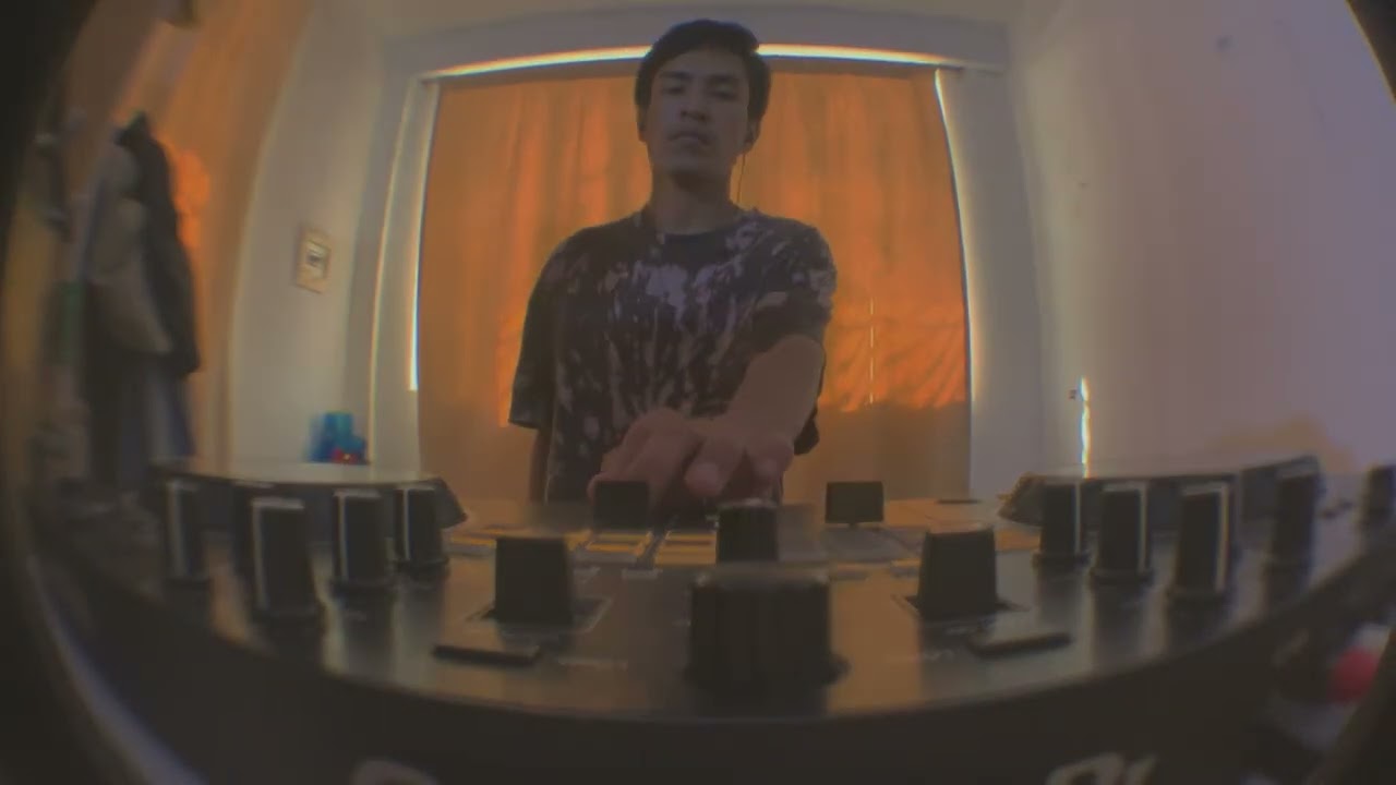 tocando en mi habitacion hasta que me llamen
