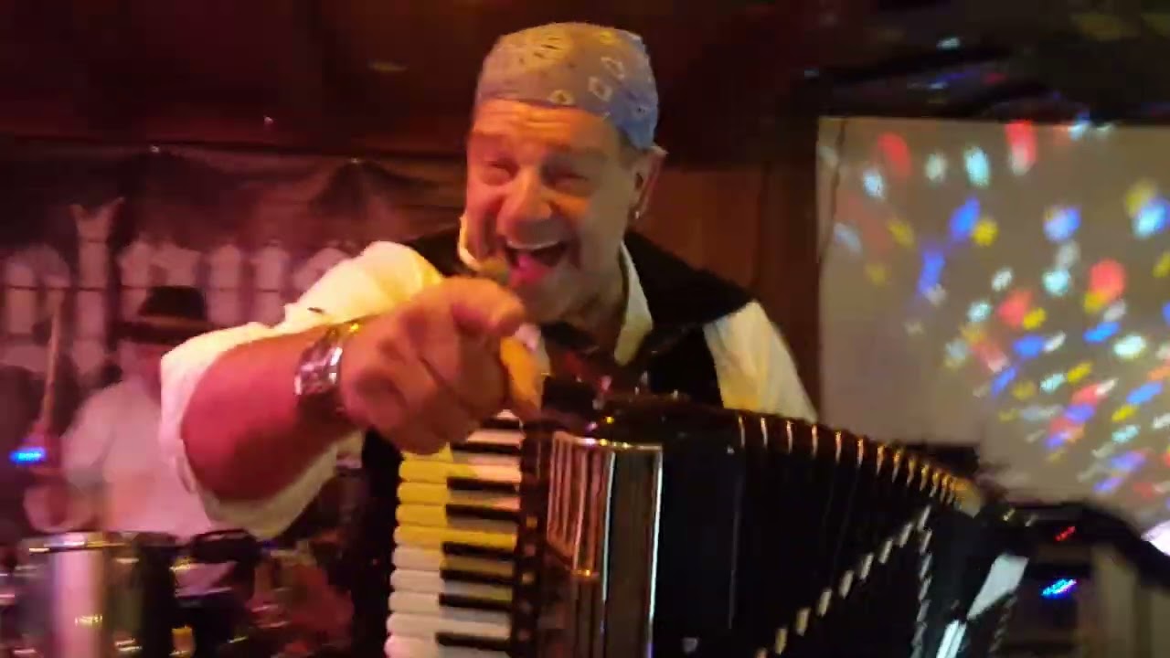 Everybody gets Nuts with the Hazelnuss Band