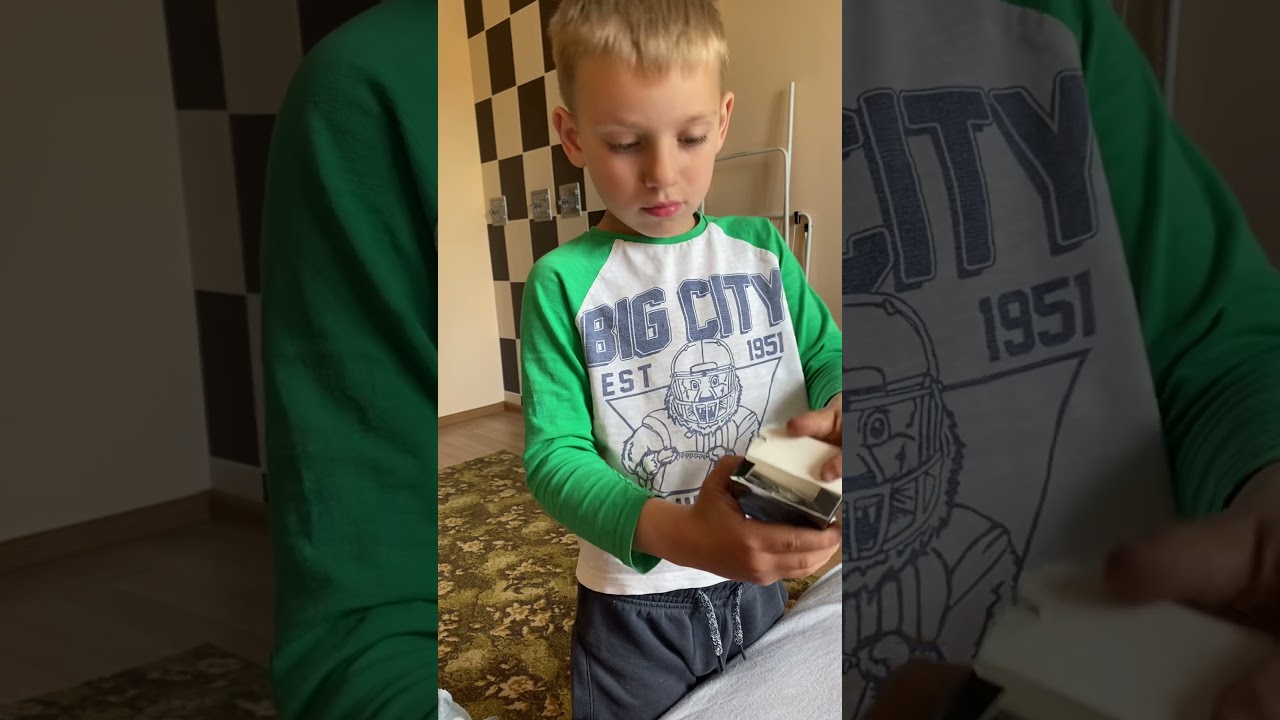 Артём нашёл презервативы :) подумал что это питарды