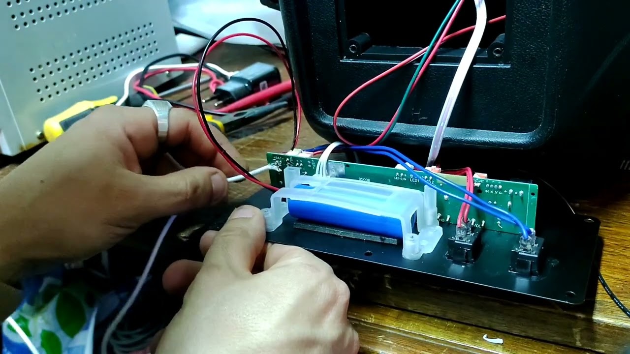 COMO ADAPTARLE UN CABLE USB SI SE ME DAÑO EL PIN DE CARGA A MI PARLANTE PARA CARGARLO.