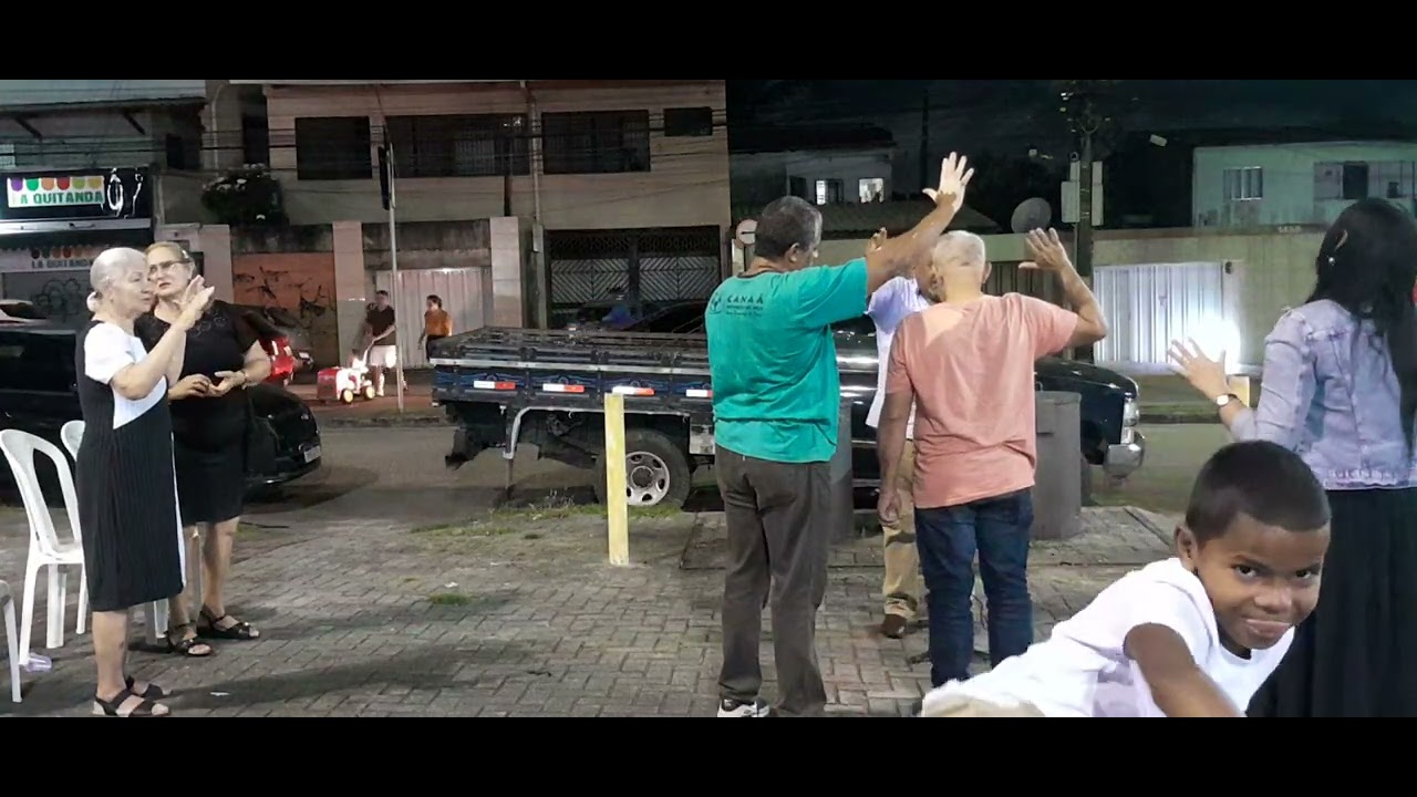 EVANGELISMO ORANDO O TERMINO DO CULTO COM UMA RECONCILIAÇÃO