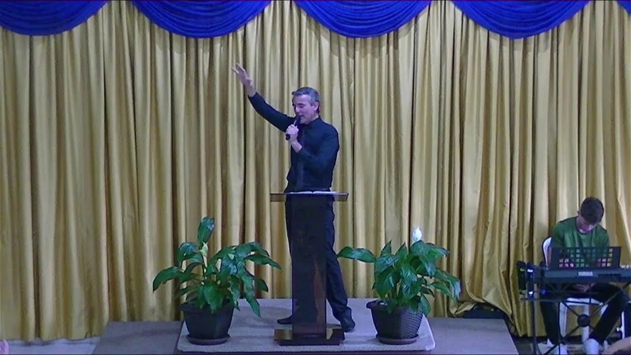 Culto com estudo bíblico e louvores na  CESS