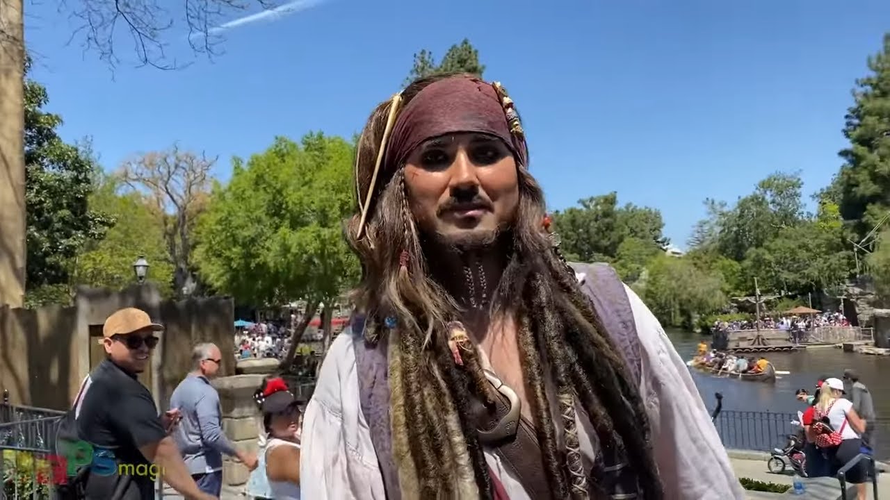 Капитан Джек Воробей встречает гостей в Диснейленде