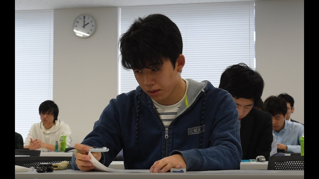 藤井聡太七段が難問の13手詰め　消しゴムくるり、わずか１分【第16回詰将棋解答選手権】＝村瀬信也撮影