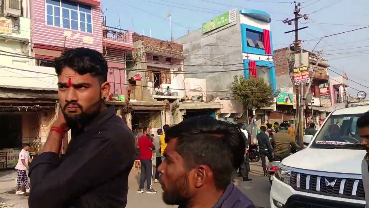 ललितपुर स्टेशन के पास से हटा अतिक्रमण 