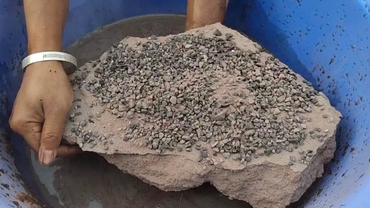 Huge slabs chunks of gritty red dirt with chocochips crushing in lots of water 💦