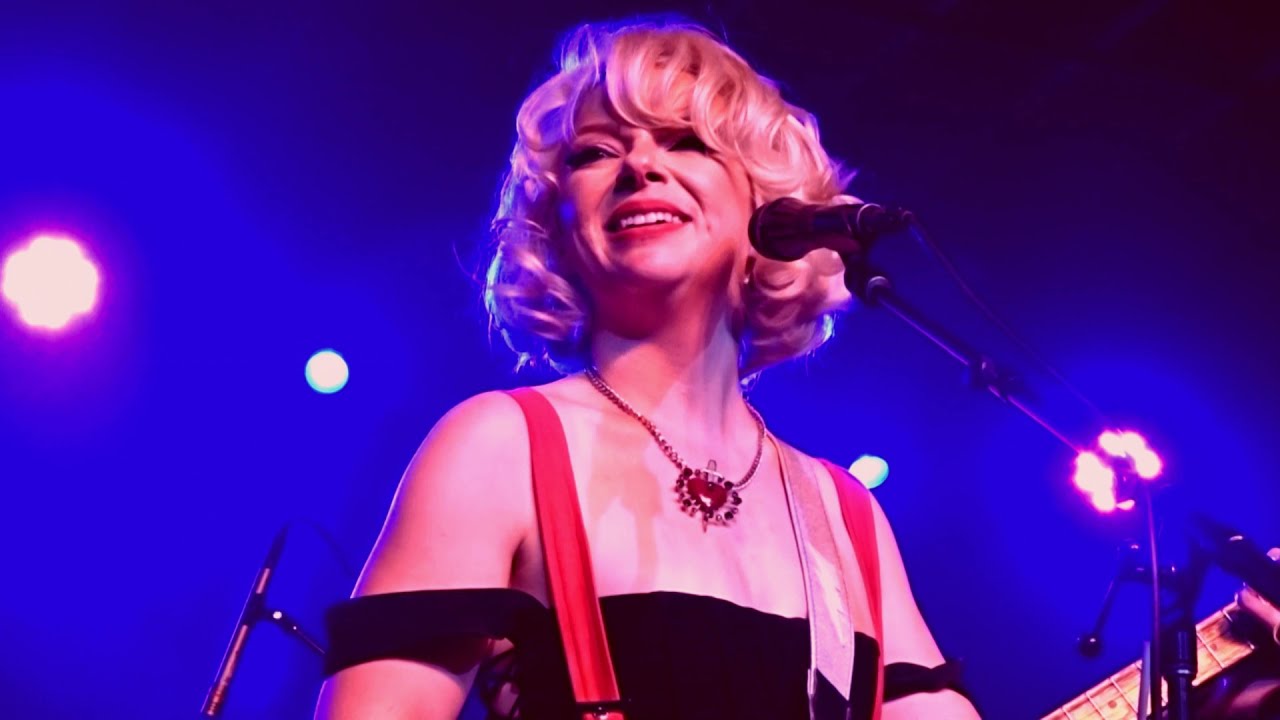 Samantha Fish, King Solomon Hicks - Cigar Box & Benedetto Guitar trade licks Shake 'em on Down KCMO