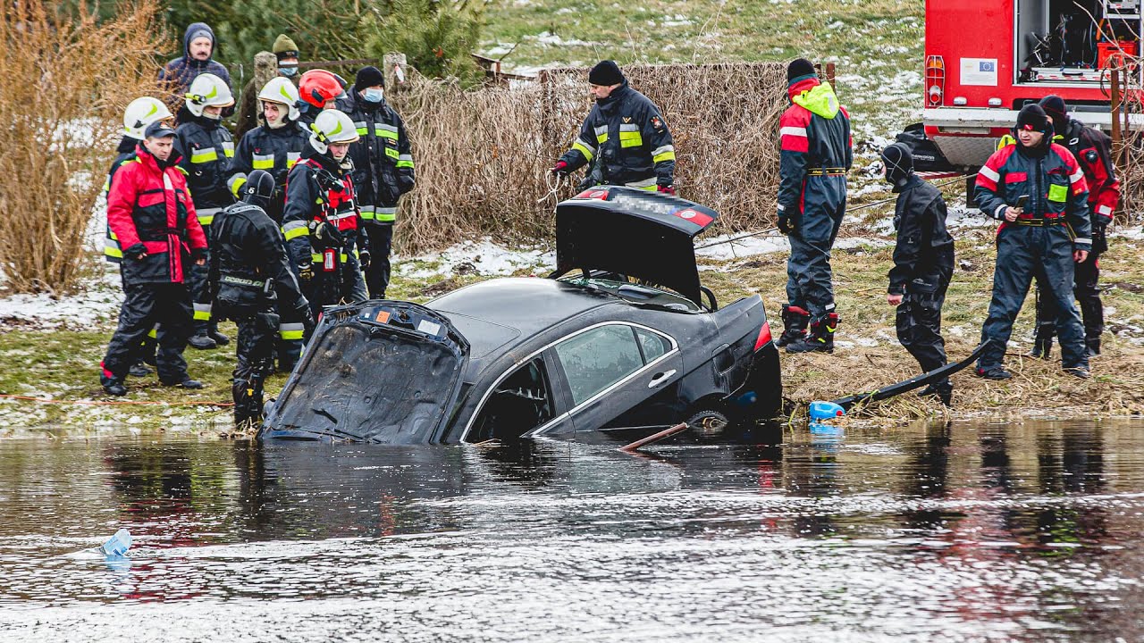 Strażacy wydobyli auto z Narwi w Tykocinie