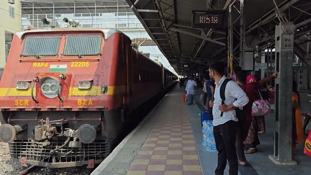 MIDMOUNT BZA WAP4 POWERED 18519 VISAKHAPATNAM LTT MUMBAI EXPRESS ARRIVES AT LINGAMPALLI 😍