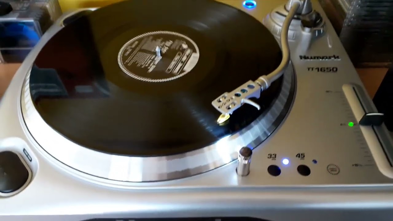 Numark TT1650 in action daylight