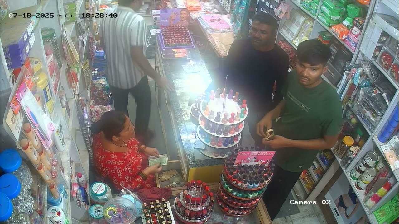 Live chori savdhan burari ke aream me ghumrahe hai...#chori #froud #shopmechori #viralvideo